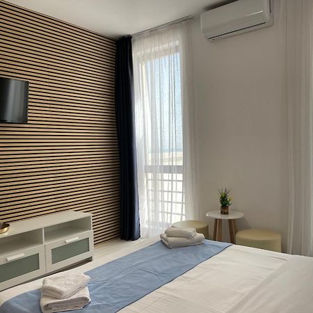 Beach Rooms Roberta Mamaia Exterior photo