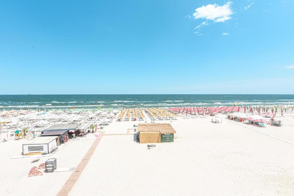 Beach Rooms Roberta Mamaia Exterior photo