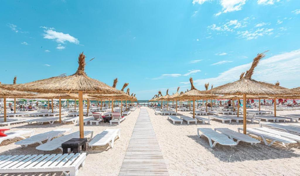 Beach Rooms Roberta Mamaia Exterior photo