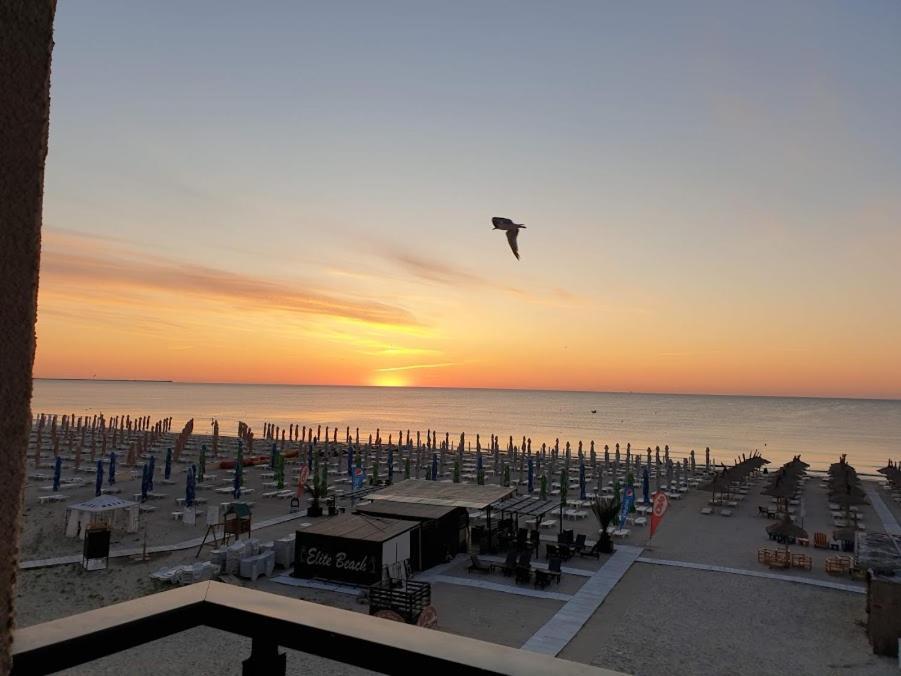 Beach Rooms Roberta Mamaia Exterior photo